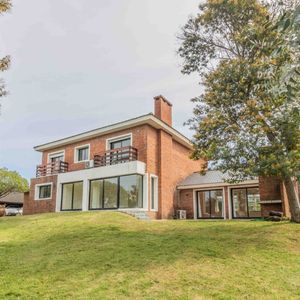 Casa En Venta De 5 Dormitorios C/ Cochera En Barrio Privado Carmel