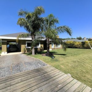 Casa En Venta De 3 Dormitorios C/ Cochera En La Tahona