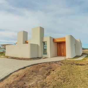 Casa En Venta De 3 Dormitorios C/ Cochera En Cavas De La Tahona