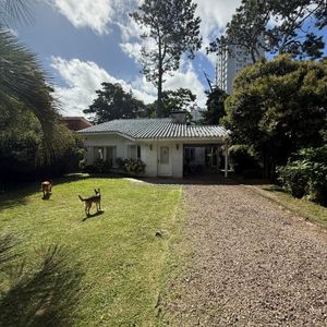 Casa En Venta 3 Dorm, 2 Baños + Apto De Huespedes, En Cantegril, Punta Del Este.
