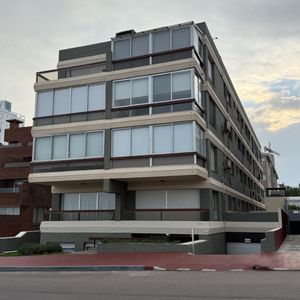 Espectacular Apto En Venta 2 Dorm, 2 Baños, Garage, Frente Al Mar.