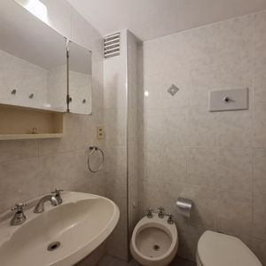 Venta De Apartamento 3 Dormitorios Y Servicio En Pocitos