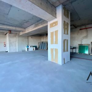 Amplio Local Comercial En Ubicación Privilegiada Sobre Puerto De Buceo