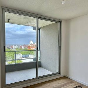 Venta Apartamento 2 Dormitorios Con Renta, Cochera Y Balcón - Centro