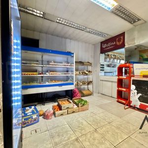 Local De 300 Metros Cuadrados + 150 De Depósito Sobre Agraciada