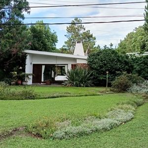 Casa En Venta De 4 Dormitorios C/ Cochera En Jardin Pinares
