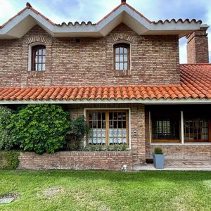 Casa En Venta En Punta Gorda, 5 Dormitorios, 4 Baños, Familia O Empresa