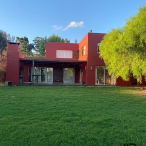 Casa En Venta De 3 Dormitorios C/ Cochera En La Tahona