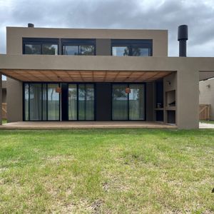 Casa En Alquiler De 4 Dormitorios C/ Cochera En Colinas De Solymar