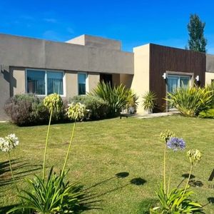 Casa En Alquiler De 3 Dormitorios En La Tahona
