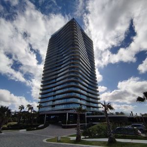 Apartamento En Venta En Surfside De 1 Dormitorio + Den C/ Cochera En Playa Brava
