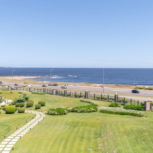 Apartamento En Venta De 3 Dormitorios C/ Cochera En Playa Mansa