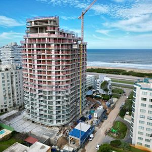 Apartamento En Venta De 2 Dormitorios C/ Cochera En Playa Brava