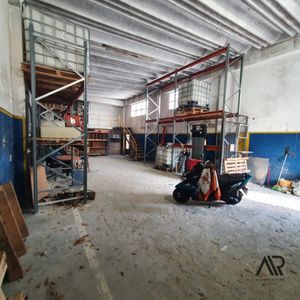 Galpón En Venta De 153 M2 Con Entrepiso Y Estacionamiento En Sayago