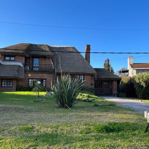 Casa En Venta De 4 Dormitorios C/ Cochera En Pinares