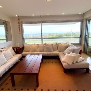 Apartamento En Venta De 3 Dormitorios C/ Cochera En Playa Brava