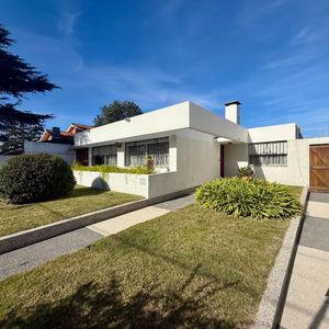 Casa En Venta De 3 Dormitorios C/ Cochera En Carrasco