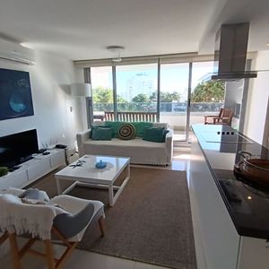 Apto En Venta De 2 Dormitorios + Dependencia, Garaje En Playa Brava. Financia