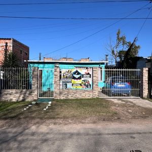 Casa En Venta De 1 Dormitorio C/ Cochera En Manga
