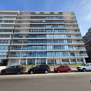 Apartamento En Venta C/ Cochera En Pocitos