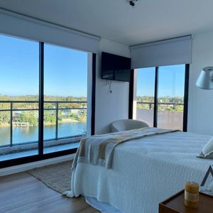 Excelente Apartamento De 2 Dormitorios Con Vistas Al Lago , Bajos Gastos Comunes