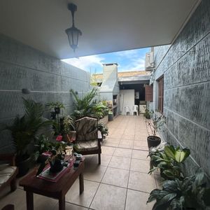Casa En Venta C/ Cochera En Artigas