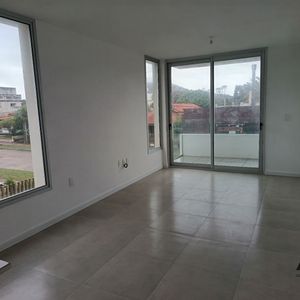 Apartamento En Venta C/ Cochera En Piriápolis