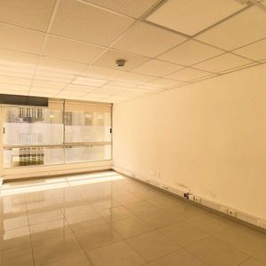 Oficina En Alquiler Ubicado En Torre Libertad, 18 De Julio Centro