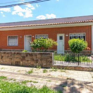 Venta Casa 3 Dormitorios Y Escritorio, Barbacoa, Zona Cerrito