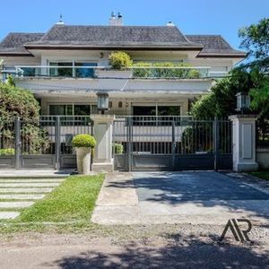 Alquiler 3 Dormitorios, 2 Cocheras Carrasco Sur