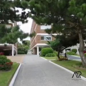 Apartamento En Alquiler C/ Cochera En Playa Mansa