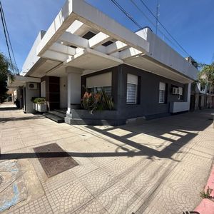 Casa En Venta C/ Cochera En Artigas