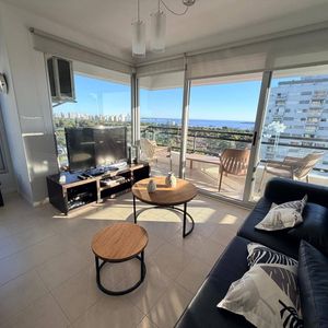 Apartamento 3 Dormitorios En Alquiler C/ Cochera En Cantegril Vista Al Mar
