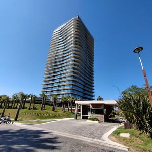 Venta Departamento En Surfside, 3 En Suite + Den