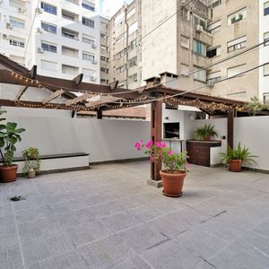 Apartamento En Pocitos 4 Dormitorios Patio Amplio Y Parrillero Con Cochera