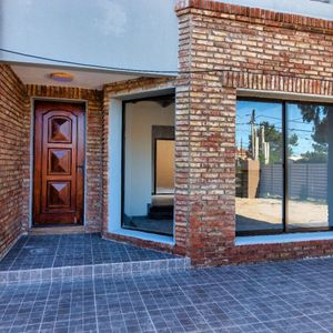 Casa En Venta C/ Cochera En Lomas De Solymar