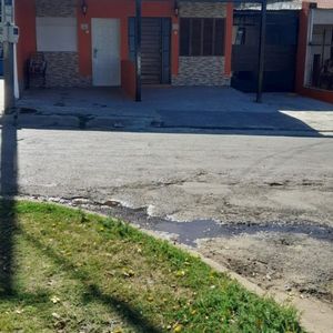 Casa En Venta C/ Cochera En Artigas