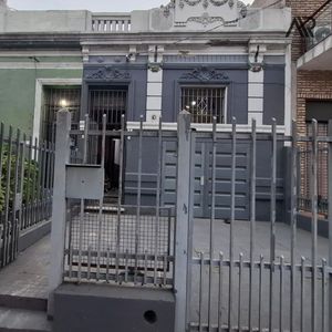 Casa En Venta C/ Cochera En Las Acacias