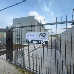 Casa En Alquiler C/ Cochera En Aires Puros
