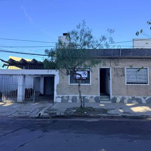 Casa En Venta C/ Cochera En Artigas