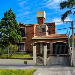 Casa En Venta En Malvín Con Cochera, Barbacoa, Apartamento Independiente