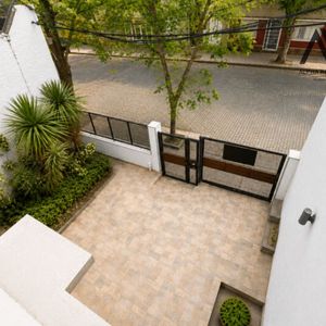 Venta Casa Tres Cruces Con Cochera Y Jardin