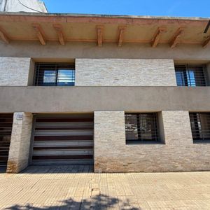 Casa En Venta C/ Cochera En Barrio Sur