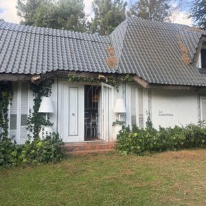 Casa En  Pinares. 4 Dormitorios, 2 Baños, Piscina, Parrillero
