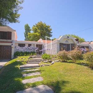 Casa De 4 Dormitorios Con Piscina Climatizada En Alquiler