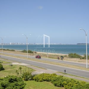 Espectacular Departamento En Playa Mansa De 3 Dormitorios Frente Al Mar!