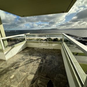 Apartamento En Alquiler De 3 Dormitorios Frente Al Mar  En Punta Del Este