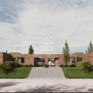 Vende Casa En Pinares, Punta Del Este De 2 Dormitorios, En Barrio Privado