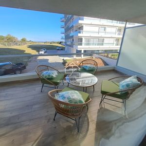 Departamento De 2 Dormitorios En Venta, Playa Brava, Punta Del Este. Silente