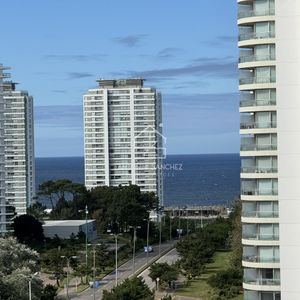 Hermoso Apartamento En Av. Roosevelt - Punta Del Este.